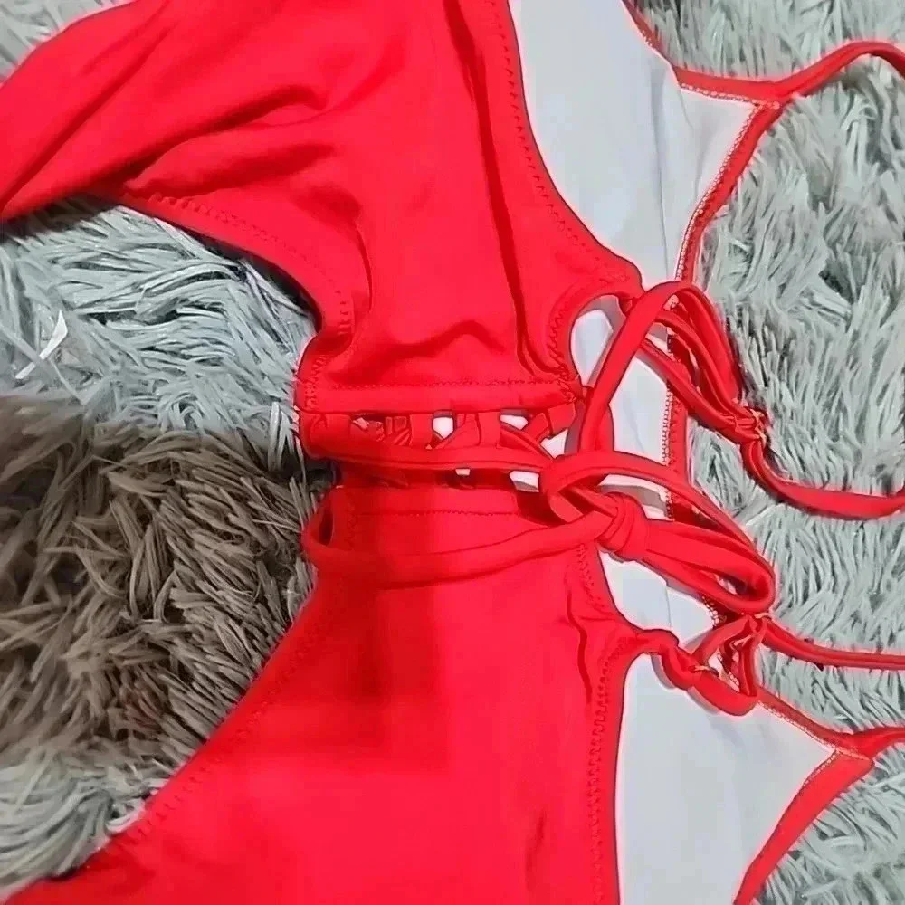 New with tags womens Scoop neck lace back bathing suit. Size Medium - Picture 2 of 9